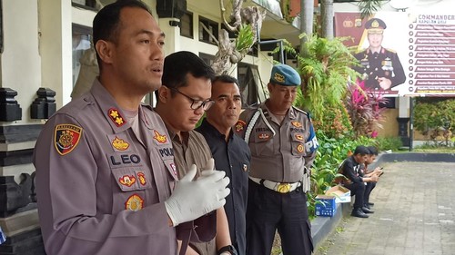 Kapolres Tabanan AKBP Leo Dedy Defretes (paling kiri).