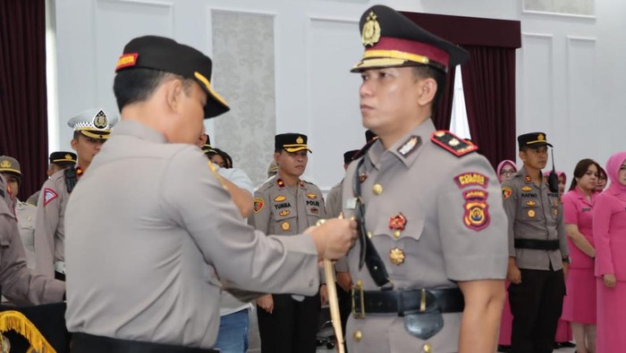 Kapolresta Jambi Kombes Eko Wahyudi memimpin upacara sertijab Kasat Narkoba (Dok Polresta Jambi).