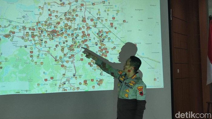 Kapolrestabes Semarang Kombes Irwan Anwar memberikan penjelasan di hadapan para driver ojol di Semarang, Jumat (28/7/2023).