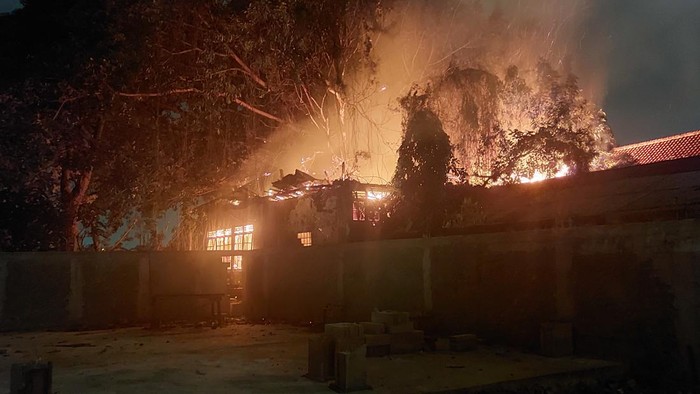 Kebakaran bangunan eks restoran di Bogor (Solihin-detikcom)