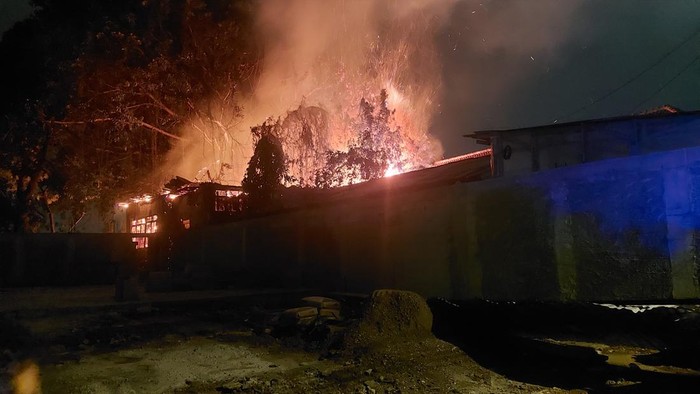 Kebakaran bangunan eks restoran di Bogor (Solihin-detikcom)