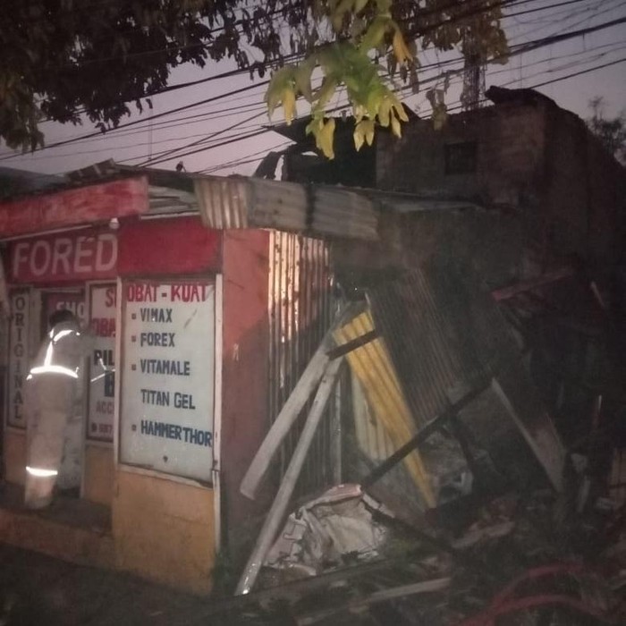 Kebakaran melanda 3 rumah di Jalan Raya Bogor, Cimanggis, Depok, Jawa Barat (Jabar). Kebakaran dipicu korsleting listrik dari bangunan bekas panti pijat. (dok Damkar Depok)