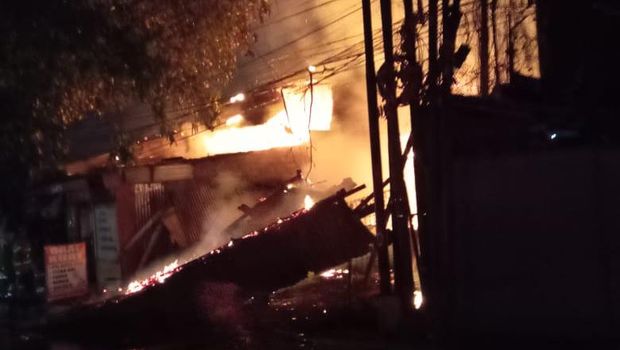 Kebakaran melanda 3 rumah di Jalan Raya Bogor, Cimanggis, Depok, Jawa Barat (Jabar). Kebakaran dipicu korsleting listrik dari bangunan bekas panti pijat. (dok Damkar Depok)