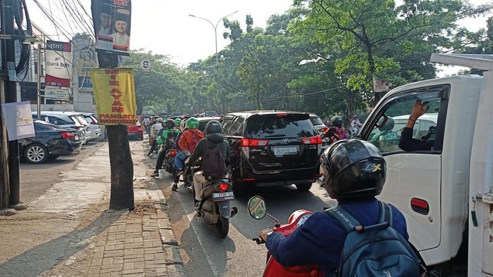 Kemacetan lalu lintas di kawasan Ciputat arah Jakarta (Adrial/detikcom)