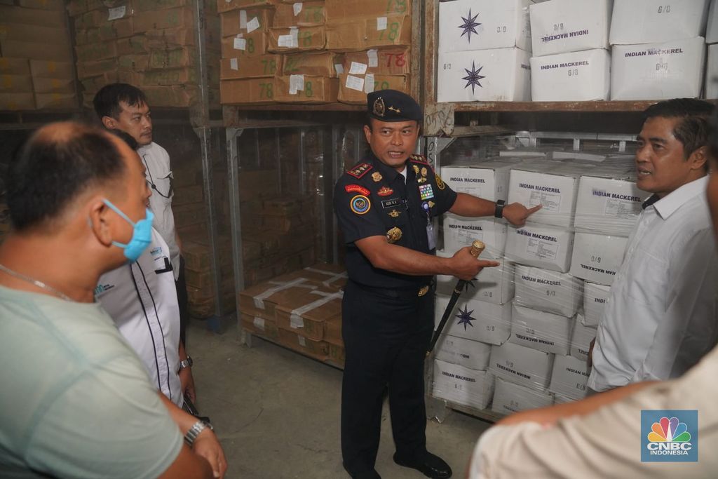 Kementerian Kelautan dan Perikanan (KKP) melakukan inspeksi mendadak terhadap kegiatan usaha importasi komoditas perikanan di Muara Baru, Jakarta. (CNBC Indonesia/Martyasari Rizky)