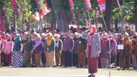 Bupati Klaten Sri Mulyani bertindak sebagai pimpinan upacara yang diikuti ribuan peserta dari perwakilan organisasi perangkat daerah (OPD) serta masyarakat. Foto: dok. Humas Pemkab Klaten