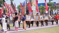 Dalam upacara itu, Ketua DPRD Klaten, Hamenang Wajar Ismoyo membacakan seratan hadeking atau sejarah berdirinya Kabupaten Klaten diiringi fragmen teatrikal. Menurutnya sejak periode kerajaan Hindu dan Budha, Klaten merupakan daerah subur. Foto: dok. Humas Pemkab Klaten 