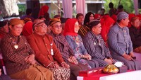 Upacara peringatan Hari Jadi ke-219 Kabupaten Klaten dihadiri pimpinan dan perwakilan dari kabupaten/kota se-Solo Raya, mantan Bupati Klaten, dan tamu undangan termasuk Wakil Menteri Desa, Pembangunan Daerah Tertinggal dan Transmigrasi RI, Paiman Raharjo. Foto: dok. Humas Pemkab Klaten