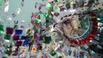 Keren! Limbah Botol Plastik Disulap Jadi Pernak-pernik HUT RI