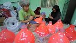 Keren! Limbah Botol Plastik Disulap Jadi Pernak-pernik HUT RI
