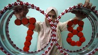 Warga menunjukkan kerajinan berbahan limbah botol plastik di kawasan perumahan Griya Permata Gedangan, Sidoarjo, Jawa Timur, Jumat (28/7/2023).  