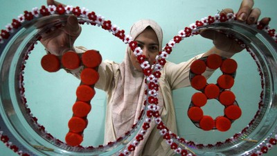 Keren! Limbah Botol Plastik Disulap Jadi Pernak-pernik HUT RI