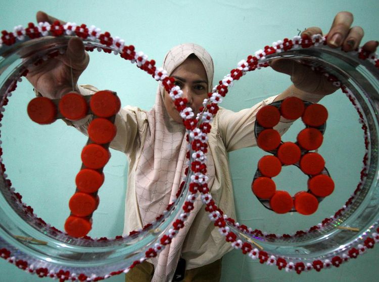 Keren! Limbah Botol Plastik Disulap Jadi Pernak-pernik HUT RI