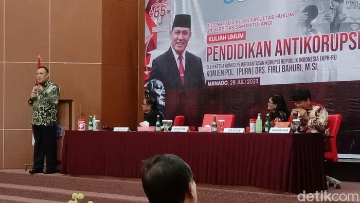 Ketua KPK Firli Bahuri saat membawakan kuliah umum di Unsrat Manado.