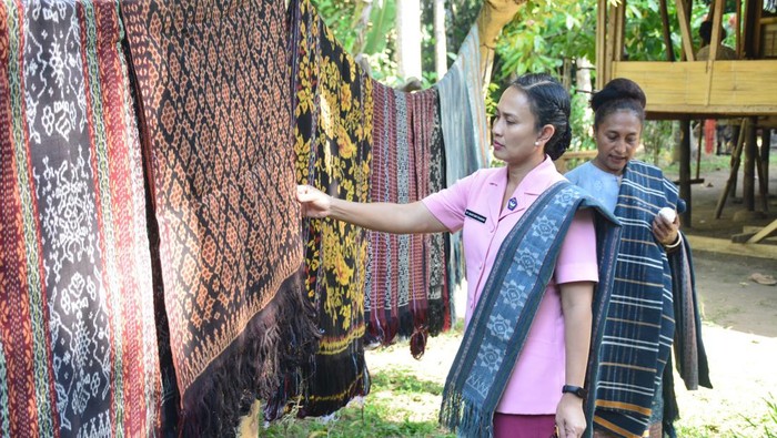 Ketua Umum Bhayangkari mengunjungi Sanggar Tenun Ikat khas kabupaten Sikka, Nusa Tenggara Timur.