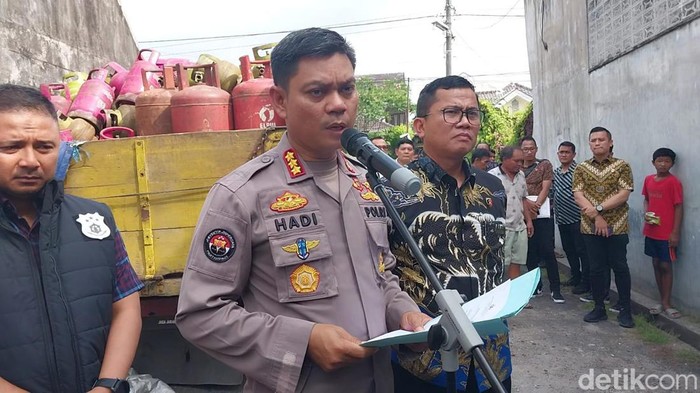 Kombes Hadi Wahyudi menjelaskan soal penggerebekan lokasi pengoplosan gas LPG di Sunggal, Medan. (Finta Rahyuni/detikSumut)