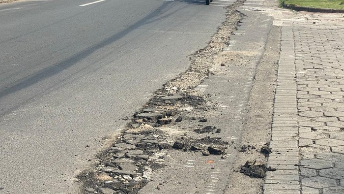 Kondisi bahu jalan yang dibongkar untuk memasukkan kabel bawah tanah di Jalan Tole Iskandar, Depok, Jabar.
