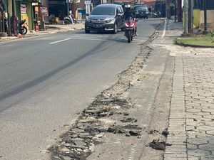Warga Khawatir Galian Kabel di Jl Tole Iskandar Depok Bahayakan Pengendara