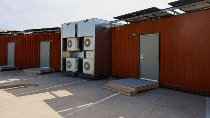Kontainer Mewah Jadi Tempat Berlindung Tunawisma AS dari Gelombang Panas Shipping containers turned into shelters for the homeless are seen in Phoenix, Arizona, U.S., July 27, 2023.