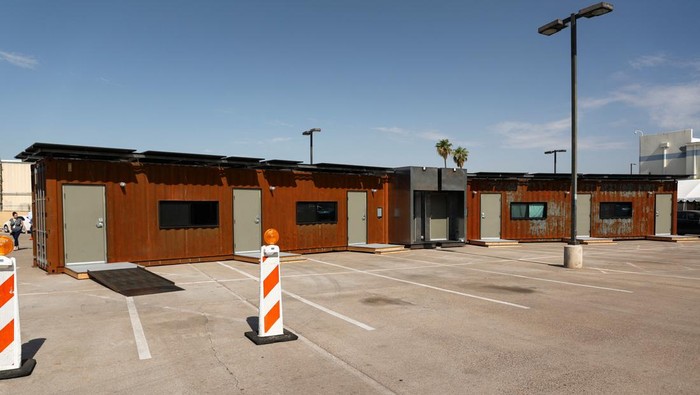 Kontainer Mewah Jadi Tempat Berlindung Tunawisma AS dari Gelombang Panas Shipping containers turned into shelters for the homeless are seen in Phoenix, Arizona, U.S., July 27, 2023.