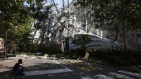 Badai di Milan merobek atap dan menumbangkan ratusan pohon. REUTERS/Claudia Greco  