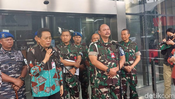KPK meminta maaf terkait penetapan Kabasarnas Marsdya Henri Alfiandi sebagai tersangka dugaan kasus suap proyek di Basarnas. KPK mengatakan ada kekhilafan. (Yogi Ernes/detikcom)