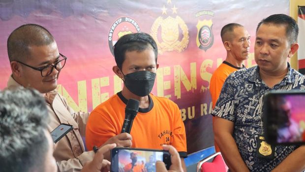 Pria bernama Sujoni alias Joni (36) di Kubu Raya, Kalimantan Barat (Kalbar) tega menganiaya istrinya bernama Sri Oktaviana (35) hingga tewas.