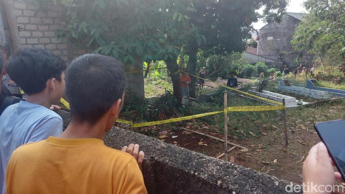 Kuburan baru di Tanahsareal, Kota Bogor bikin geger lantaran dicurigai berisi jasad bayi.