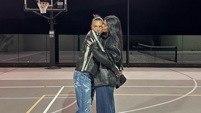 8 Foto Kylie Jenner dengan Sahabat Wanitanya, Kemesraannya Jadi Kontroversi