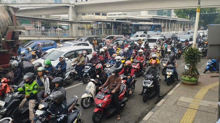 lalin di Daan Mogot Macet (28/7)