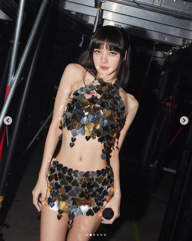 Tak mengherankan jika stylist Lisa BLACKPINK sering memakaikan atasan crop top untuk menonjolkan lekuk pinggangnya.Foto: dok. Instagram @lalalalisa_m