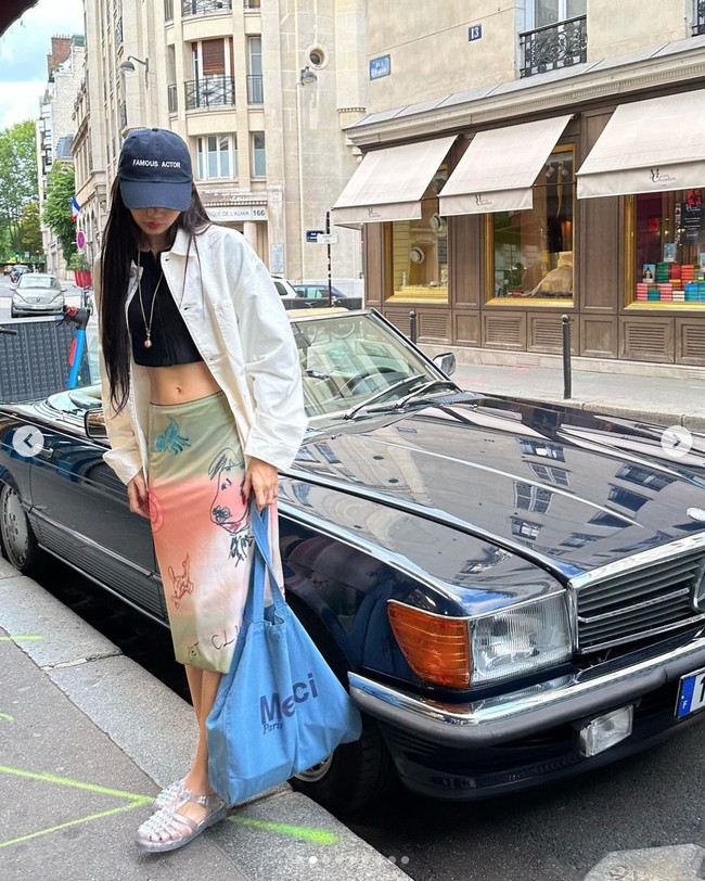 Pemilik tinggi badan 166,5 cm dan berat badan 44,7 kg itu terlihat cocok mengenakan apa saja.    Foto: dok. Instagram @lalalalisa_m