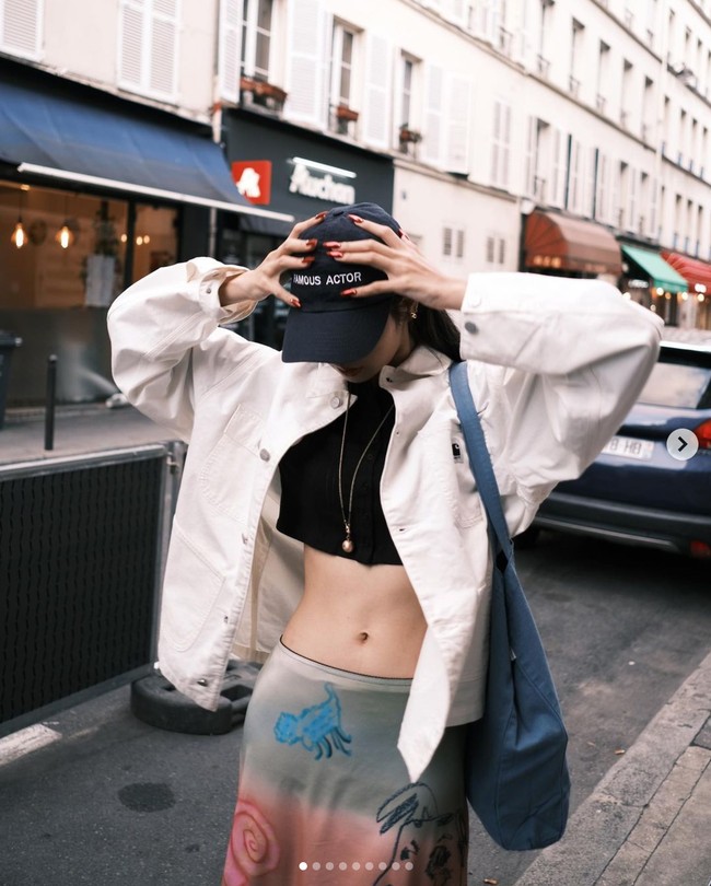 Bentuk tubuh Lisa BLACKPINK yang sempurna juga terlihat dalam foto-fotonya selama berada di Paris. Foto: dok. Instagram @lalalalisa_m
