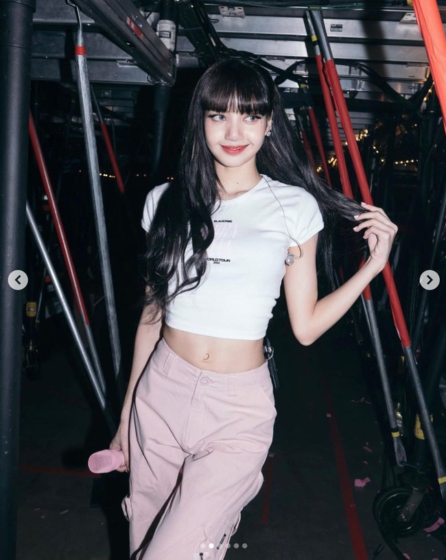 Personel termuda BLACKPINK ini mengaku tak pernah diet. Rutinitas bernyanyi dan menari sudah membakar kalori dalam tubuhnya. Selain itu, dia juga pilates bersama Jennie dan Rose.    Foto: dok. Instagram @lalalalisa_m