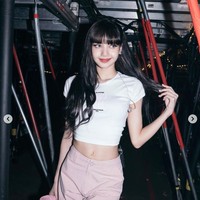Personel termuda BLACKPINK ini mengaku tak pernah diet. Rutinitas bernyanyi dan menari sudah membakar kalori dalam tubuhnya. Selain itu, dia juga pilates bersama Jennie dan Rose.    Foto: dok. Instagram @lalalalisa_m
