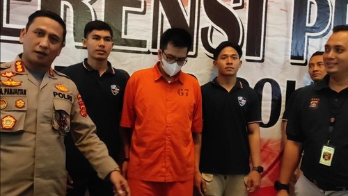 MA, pembeli data kartu kredit dari dark web lalu dipakai untuk membeli tiket hotel hingga pesawat dan dijual lebih murah dihadirkan saat konferensi pers di Ditreskrimsus Polda Bali, Jumat (28/7/2023). (I Wayan Sui Suadnyana/detikBali)