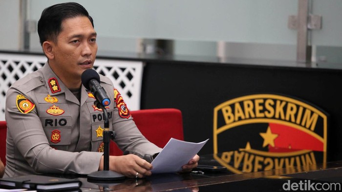 Mabes Polri Jelaskan Perkembangan Kasus Polisi Tembak Polisi di Bogor Karopenmas Divhumas Polri Brigjen Ahmad Ramadhan memberikan keterangan terkait kasus anggota polisi Bripda IDF atau Bripda ID yang tewas tertembak rekannya, Bripda IMS atau Bripda IM dan Bripka IG di Bogor. Jumpa pers berlangsung di Mabes Polri, Jakarta, Jumat (28/7/2023).