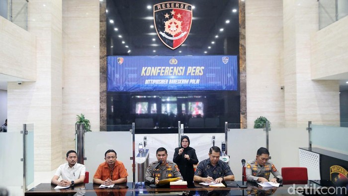 Mabes Polri Jelaskan Perkembangan Kasus Polisi Tembak Polisi di Bogor Karopenmas Divhumas Polri Brigjen Ahmad Ramadhan memberikan keterangan terkait kasus anggota polisi Bripda IDF atau Bripda ID yang tewas tertembak rekannya, Bripda IMS atau Bripda IM dan Bripka IG di Bogor. Jumpa pers berlangsung di Mabes Polri, Jakarta, Jumat (28/7/2023).
