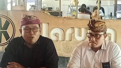 Manager Komunikasi PT PLN UID Bali I Made Arya dan Manager Keselamatan Kesehatan Kerja Lingkungan dan Keamanan PT PLN UID Bali Made Ariana di Denpasar, Bali, pada Kamis (27/7/2023).