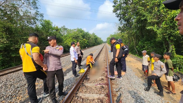 Mayat pria ditemukan dalam kondisi kepala putus di rel kereta api Ogan Ilir.
