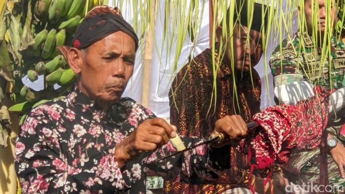 Melihat Tradisi Jamasan Pusaka Kiai Upas Tulungagung