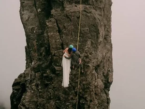 Memanjat Puncak Gunung dengan Gaun Pengantin Lengkap