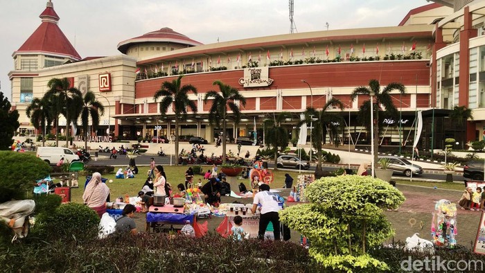 Cijantung Park merupakan salah satu taman yang terletak di Jakarta Timur. Taman itu selalu ramai oleh warga yang ingin menikmati sore.