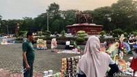 Letaknya berada di Jalan Pendidikan No 1 RT 16 RW 4, dekat pintu masuk Kompleks Kopassus dan tepat di depan Mal Cijantung.  