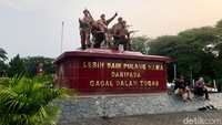 Selain itu, terdapat Monumen Kopassus di tengahnya. Lima patung prajurit Kopassus berdiri gagah di atas monumen tersebut dan dibagian tengahnya bertuliskan Lebih Baik Pulang Nama Dari Pada Gagal Dalam Tugas.