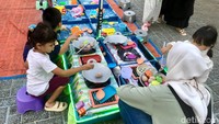 Banyak sekali pedagang yang menjajakan dagangannya di taman ini.  