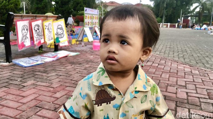 Cijantung Park merupakan salah satu taman yang terletak di Jakarta Timur. Taman itu selalu ramai oleh warga yang ingin menikmati sore.