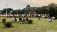 Sejumlah warga bersantai di Cijantung Park, Jakarta (28/7/2023).  