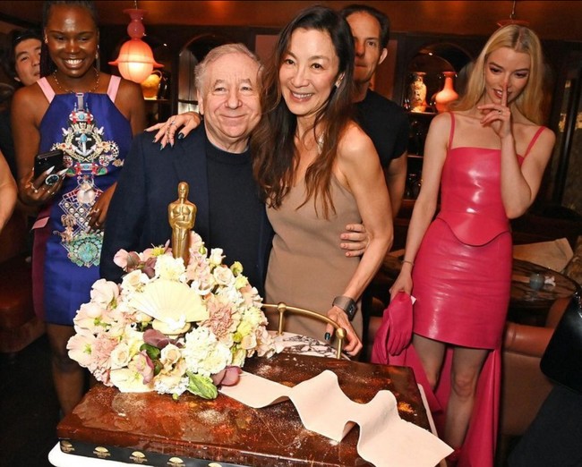 Kisah asmara Michelle Yeoh dan Jean Todt terbilang adem ayem. Selama 19 tahun menjalin asmara, keduanya nyaris tidak pernah diterpa gosip miring. Foto: Instagram/@michelleyeoh_official