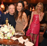 Kisah asmara Michelle Yeoh dan Jean Todt terbilang adem ayem. Selama 19 tahun menjalin asmara, keduanya nyaris tidak pernah diterpa gosip miring. Foto: Instagram/@michelleyeoh_official